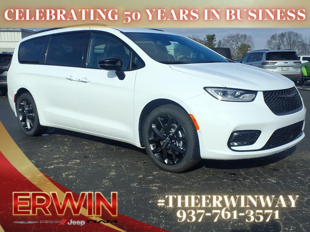 2026 Chrysler Pacifica Select's photo