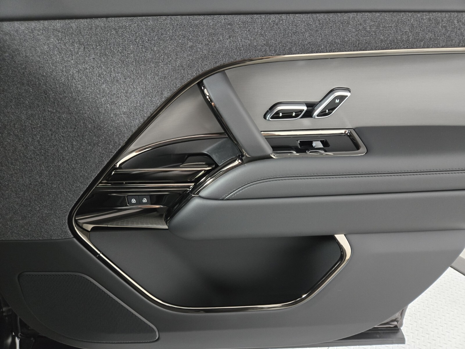 2025 Land Rover Range Rover Sport SE photo 16