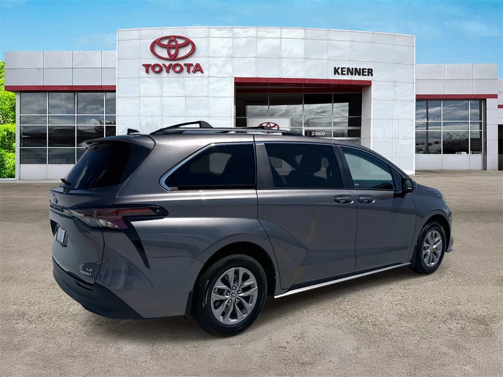2024 Toyota Sienna LE photo 4