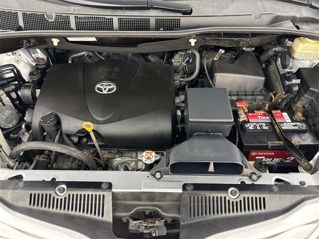 2017 Toyota Sienna LE photo 28