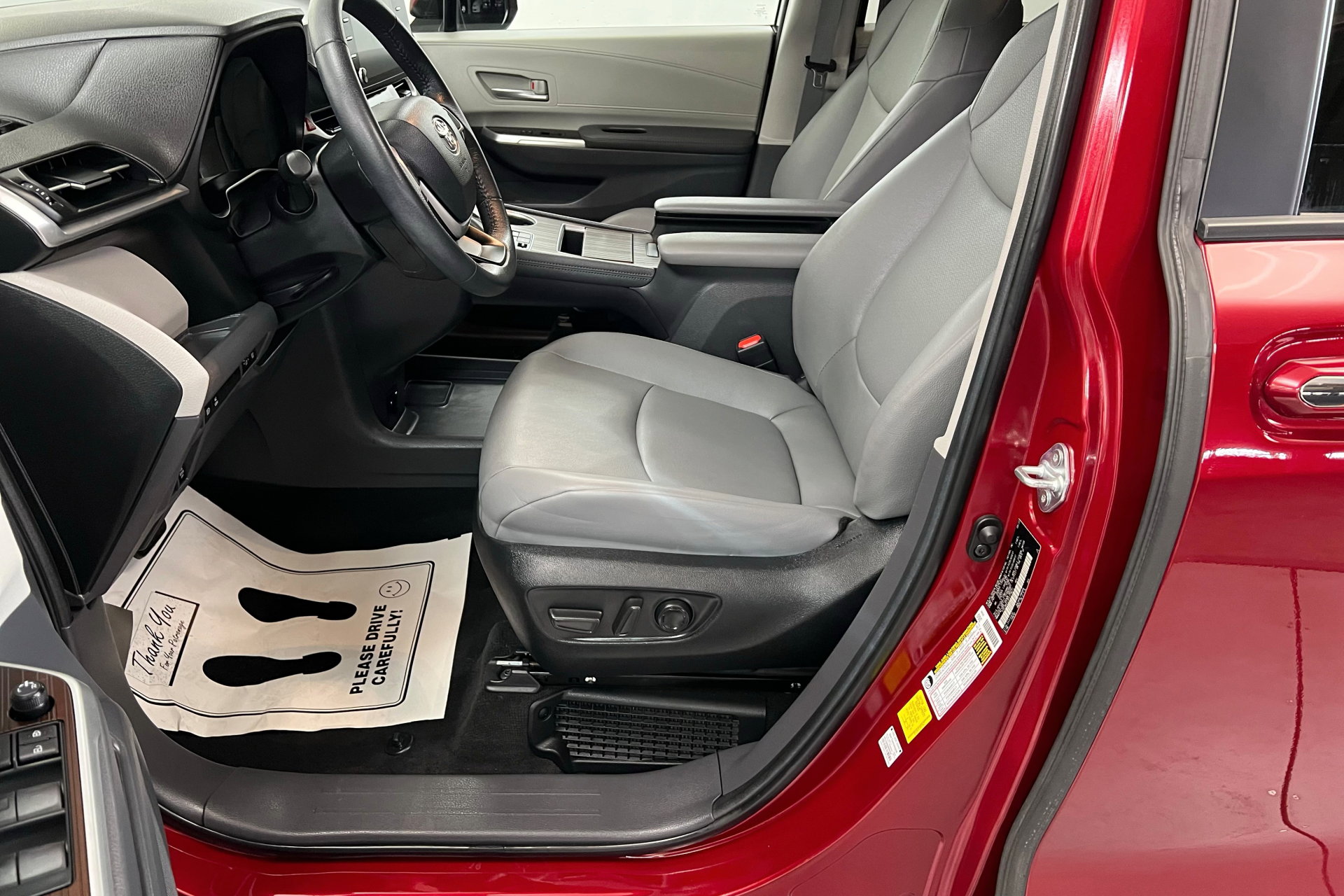 2023 Toyota Sienna XLE photo 17