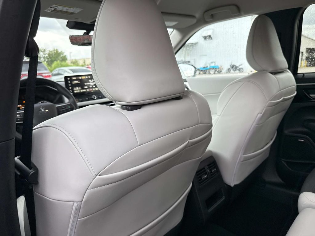 2025 Mitsubishi Outlander SE photo 12