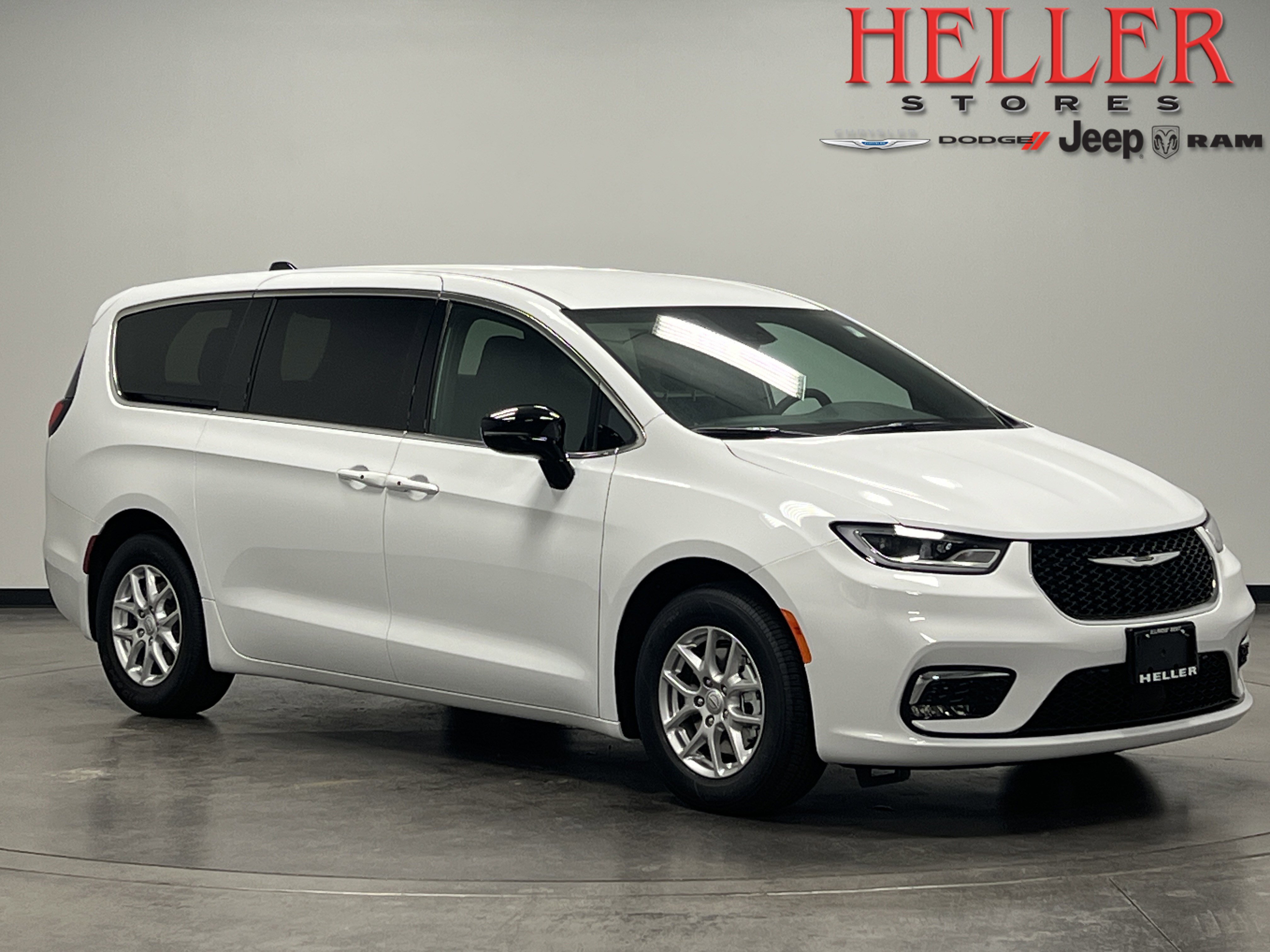 2026 Chrysler Pacifica Select's photo