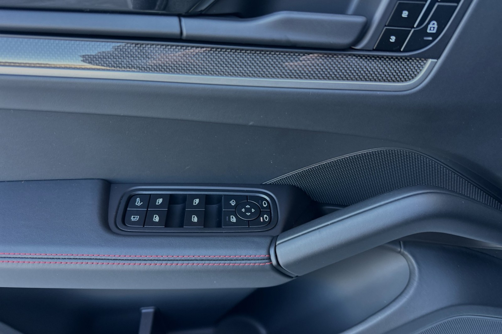 2025 Porsche Cayenne Turbo E-Hybrid photo 12