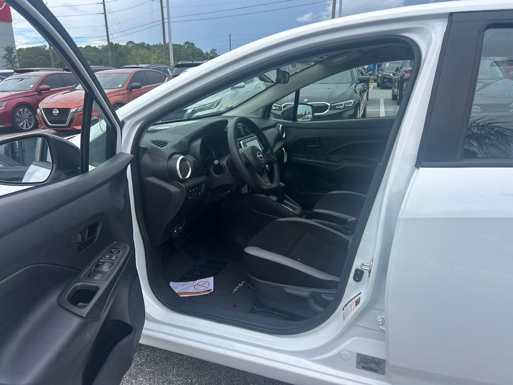 2025 Nissan Versa 1.6 S photo 9