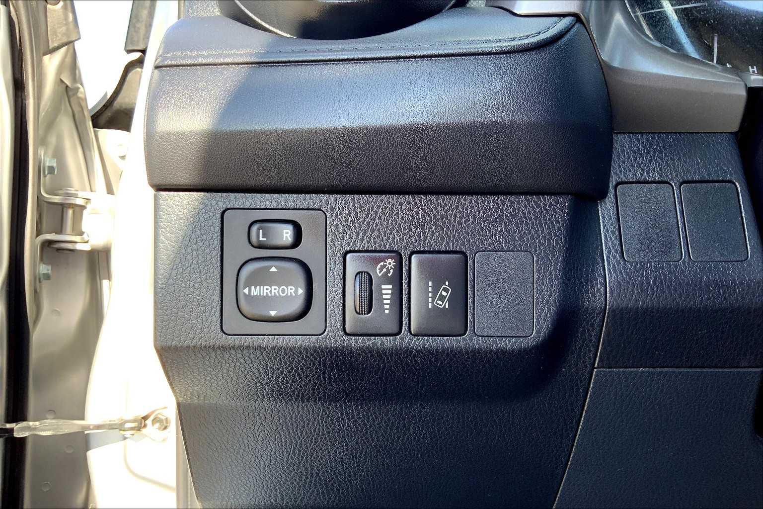 2018 Toyota RAV4 LE photo 32