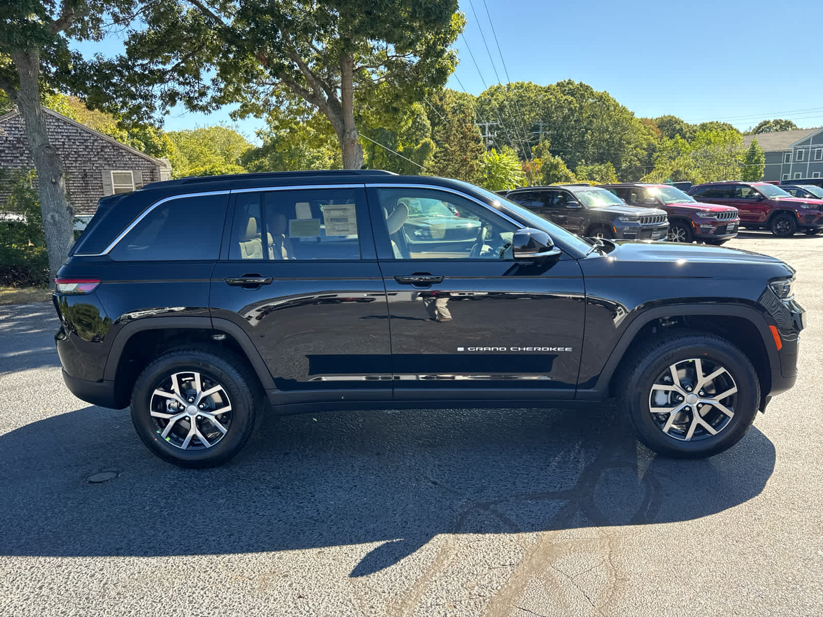 2025 Jeep Grand Cherokee Limited photo 3