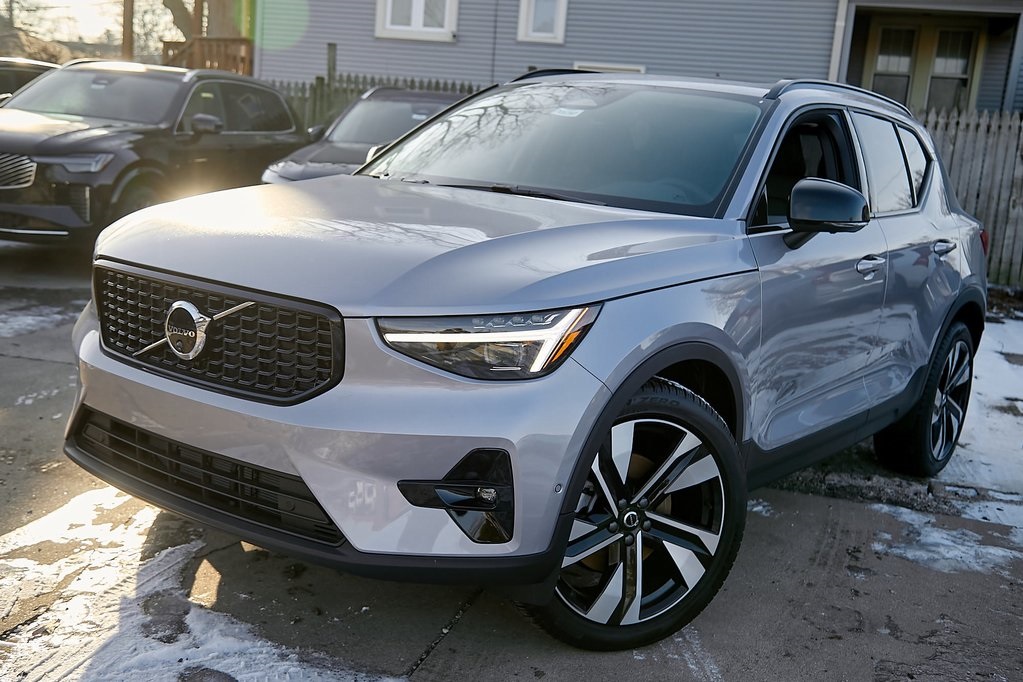 2026 VOLVO XC40 - Image 1