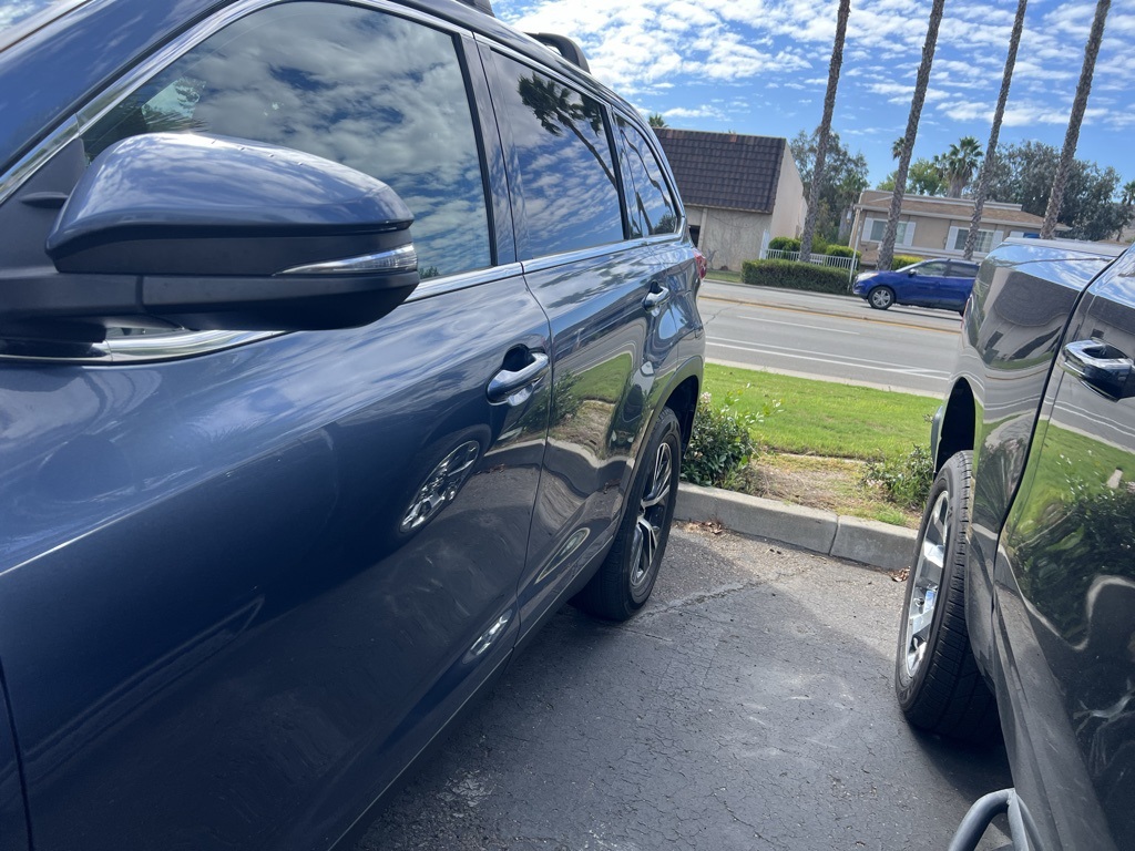 2019 Toyota Highlander LE photo 2
