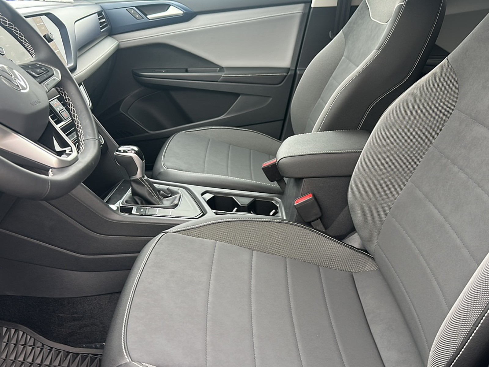 New 2024 Deep Black Pearl Effect Volkswagen SE image 10