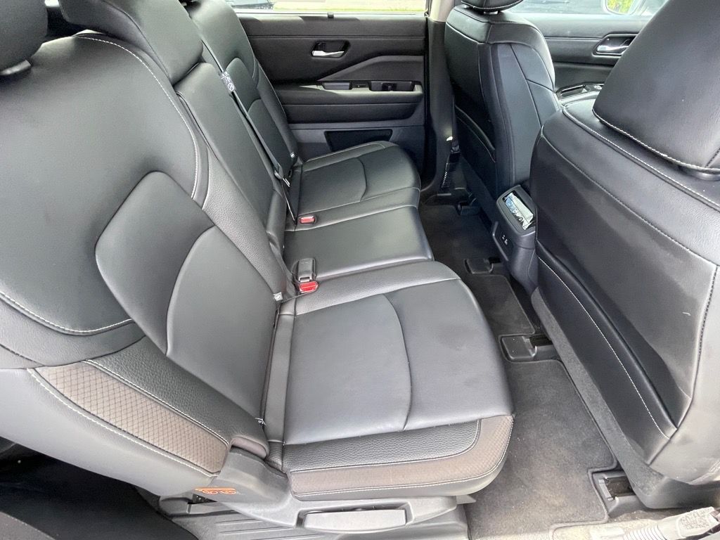 2024 Nissan Pathfinder SL photo 25