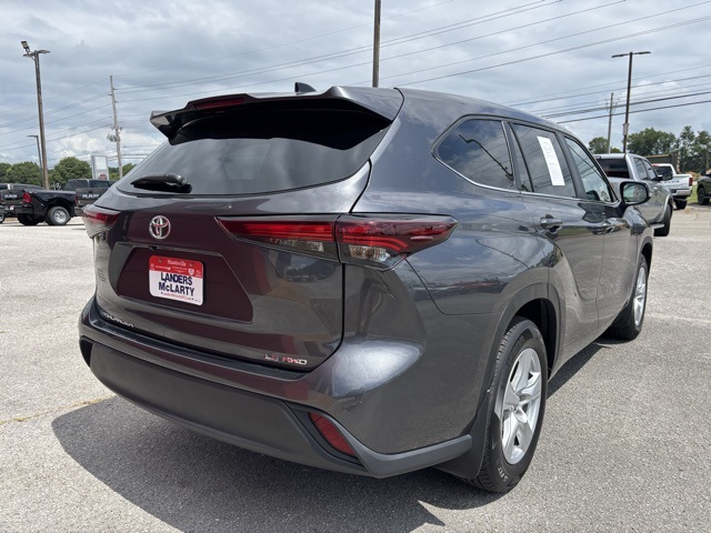 2024 Toyota Highlander LE photo 4