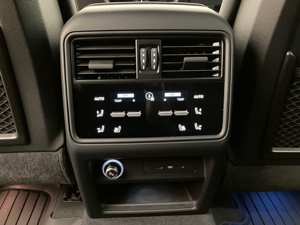 2025 Porsche Cayenne Base photo 25