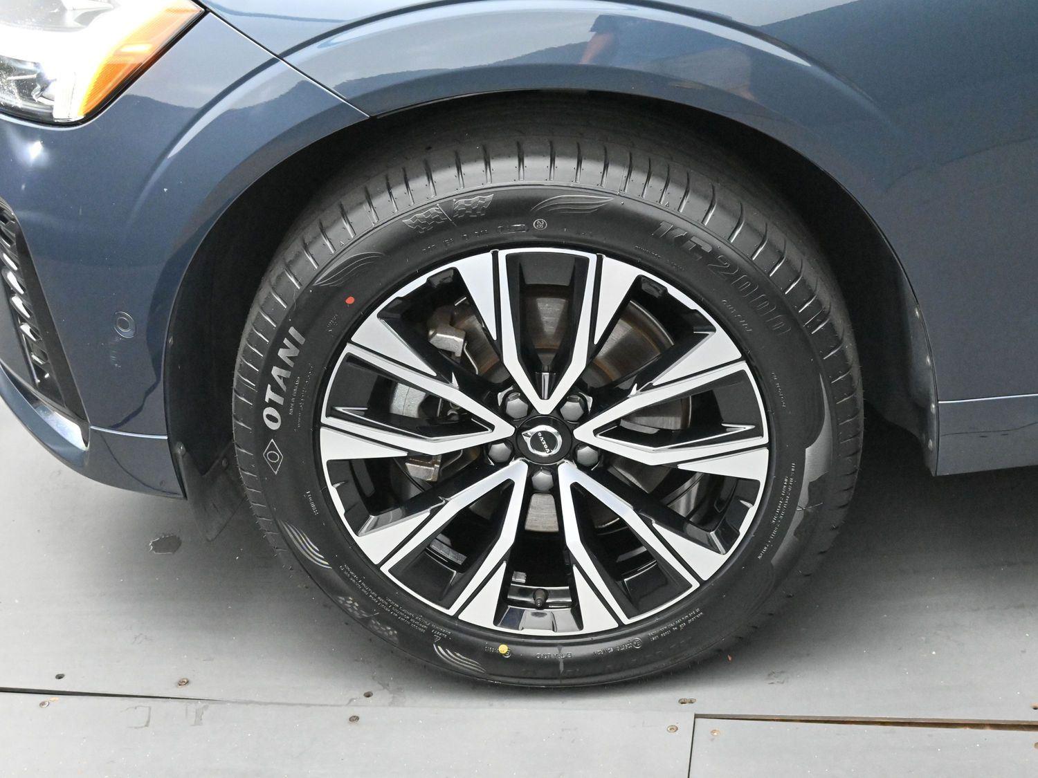 2024 Volvo XC60 Plus photo 30