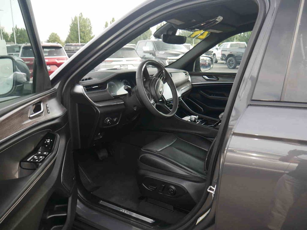 2024 Jeep Grand Cherokee Overland photo 29