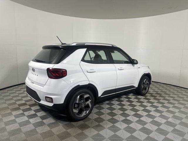 2025 Hyundai Venue Limited photo 2