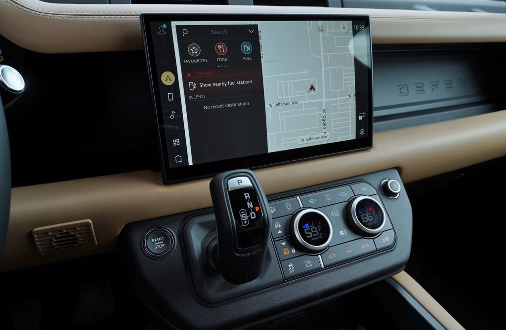 2025 LAND ROVER DEFENDER - Image 18