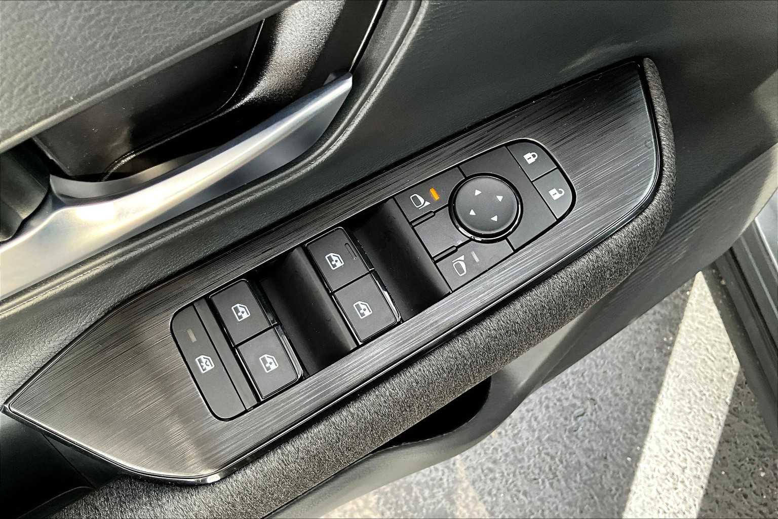 2025 Nissan Kicks SV photo 18