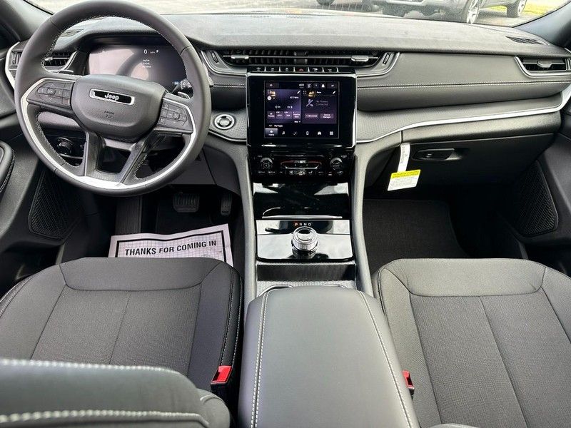 2025 Jeep Grand Cherokee Laredo photo 4