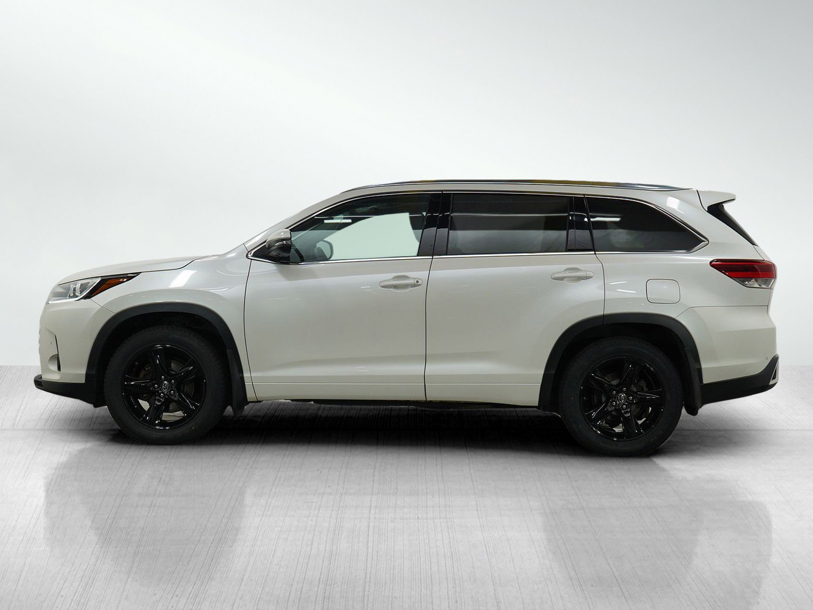 Used 2018 Toyota Highlander Limited with VIN 5TDDZRFH3JS882871 for sale in Bloomington, Minnesota