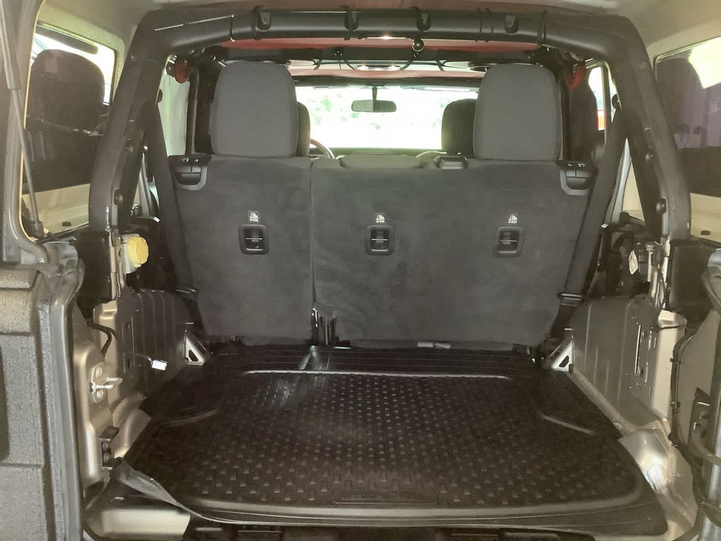 2020 Jeep Wrangler Unlimited Sahara photo 29