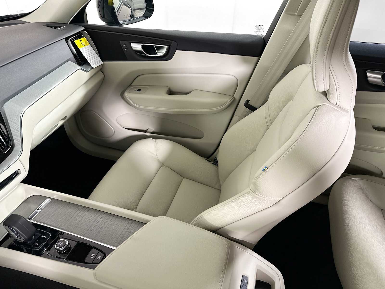 2025 Volvo XC60 T8 Plus photo 19