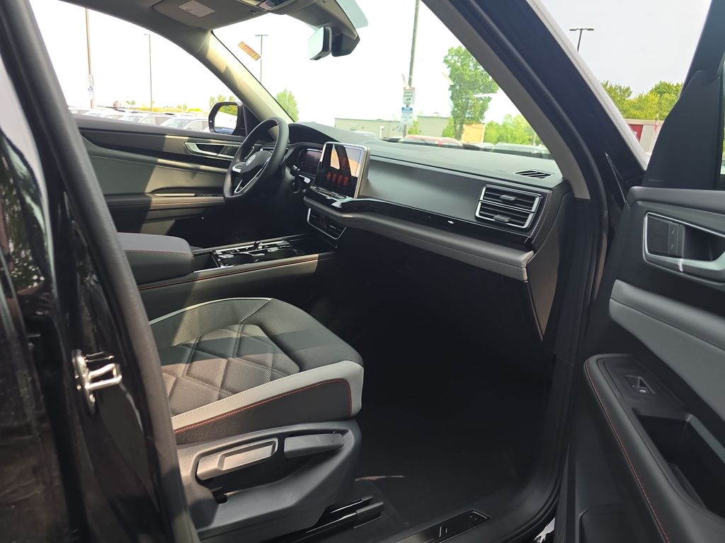 2025 Volkswagen Atlas Peak Edition SE photo 14