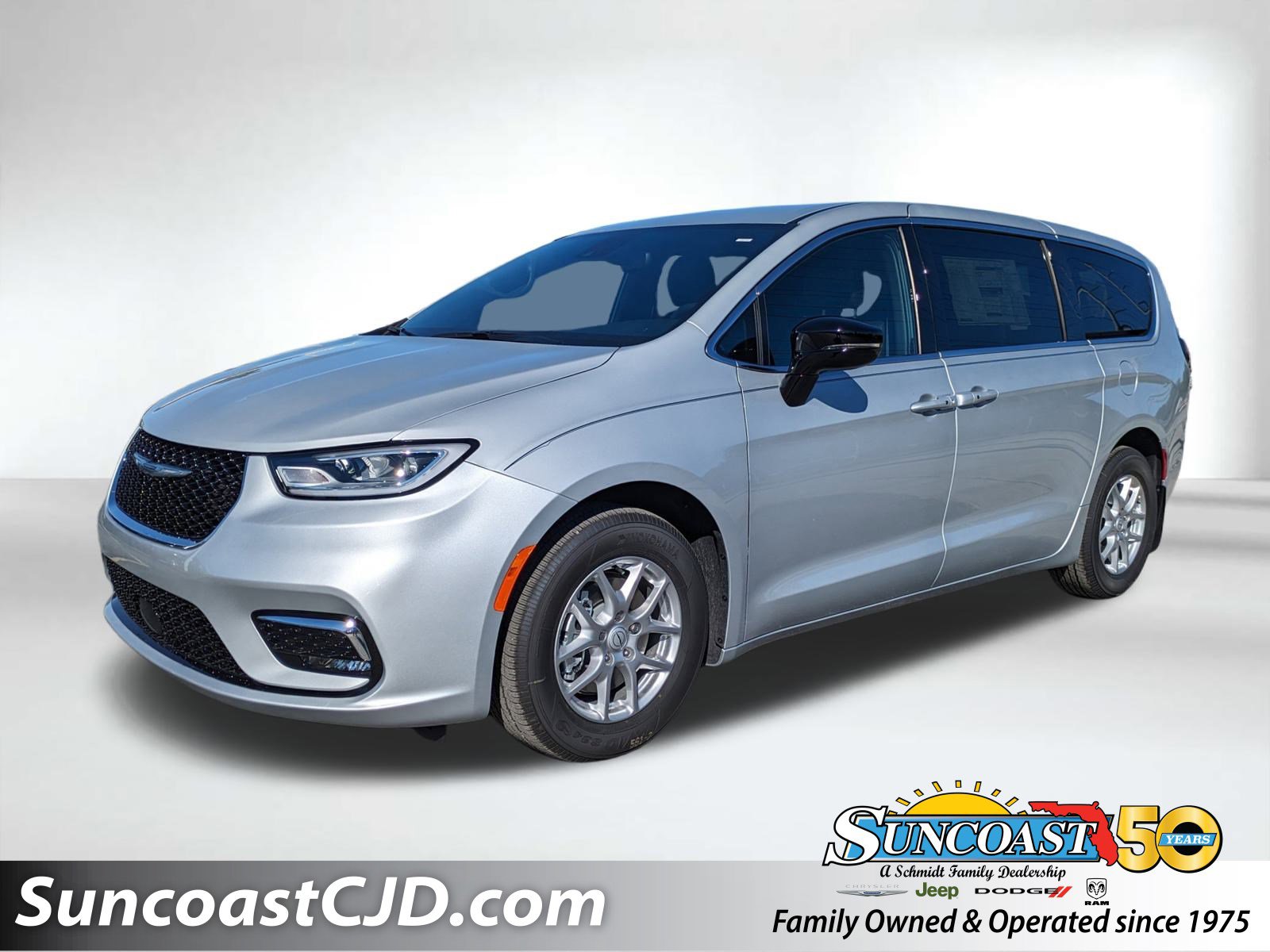 2026 Chrysler Pacifica Select's photo