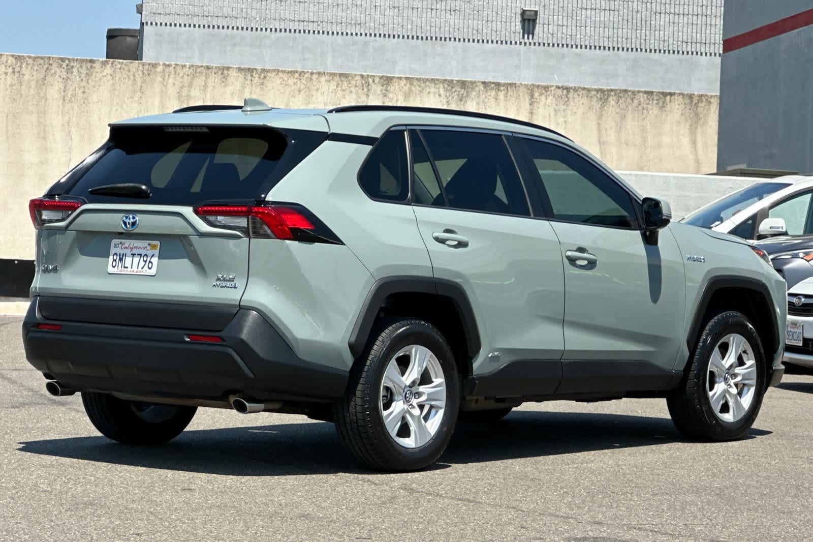 2020 Toyota RAV4 Hybrid XLE photo 2