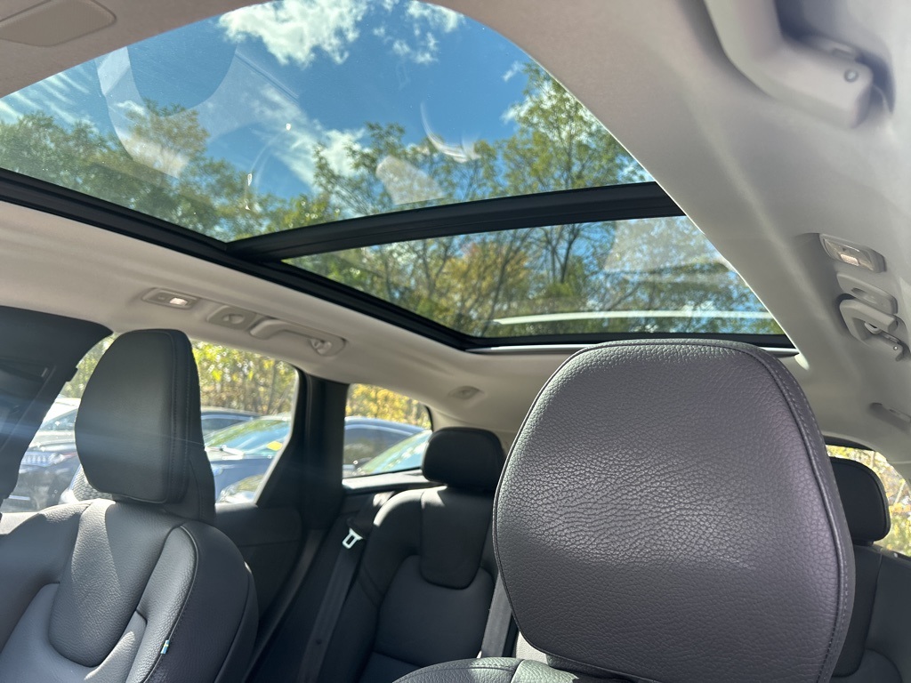 2023 Volvo XC60 B5 Plus photo 3