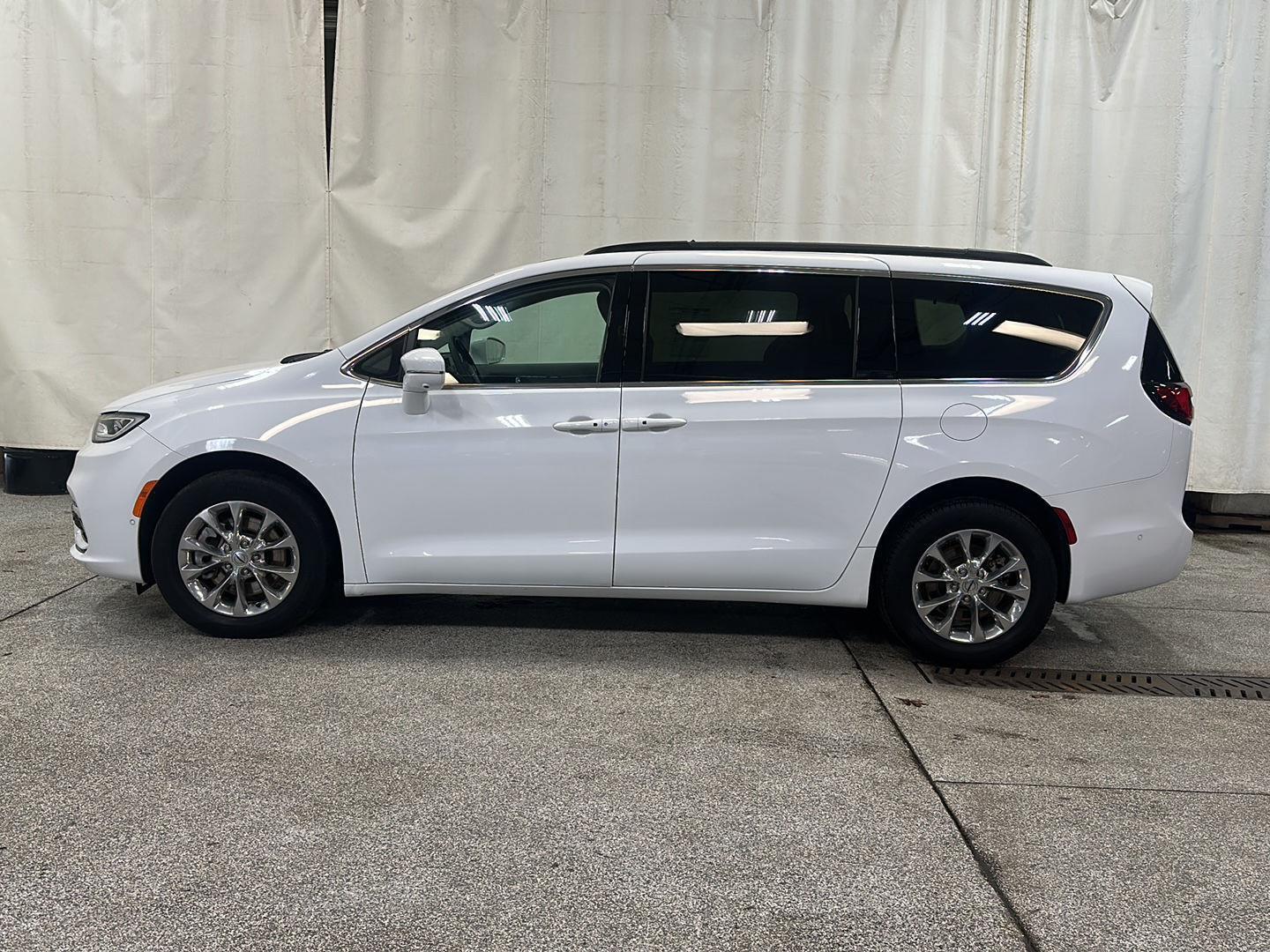Used 2022 Chrysler Pacifica Touring L with VIN 2C4RC3BG6NR216605 for sale in Waconia, Minnesota