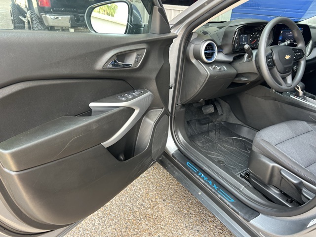 2025 Chevrolet Trax LS photo 25
