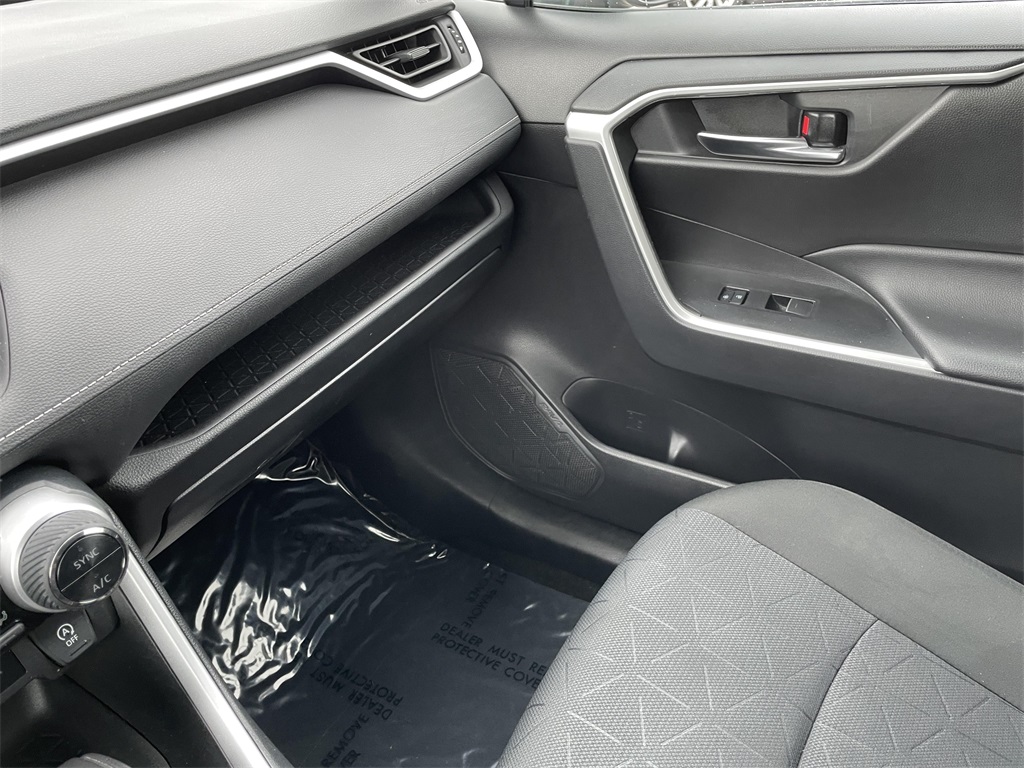 2022 Toyota RAV4 XLE photo 28