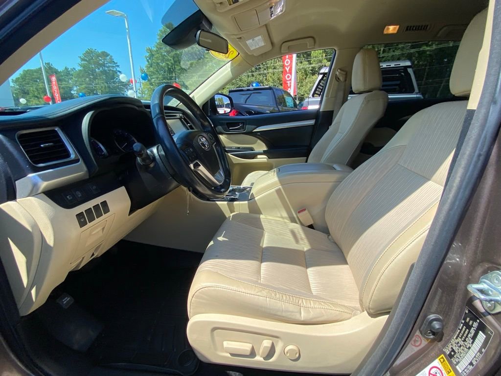 2017 Toyota Highlander LE Plus photo 5