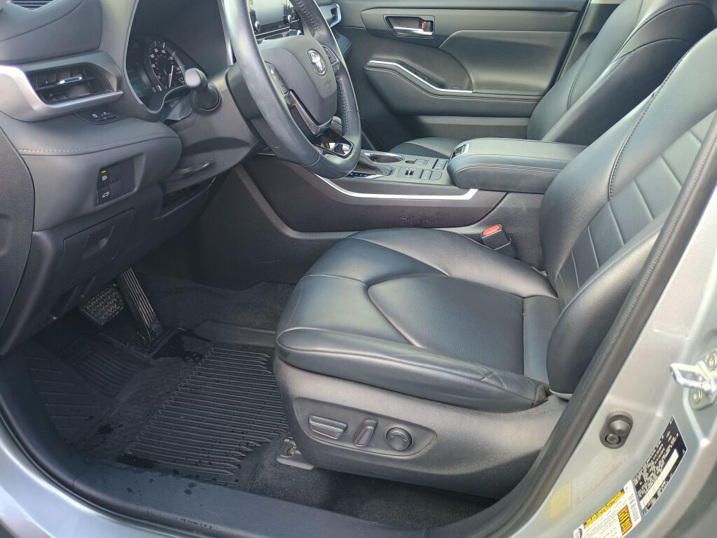 2021 Toyota Highlander XLE photo 9