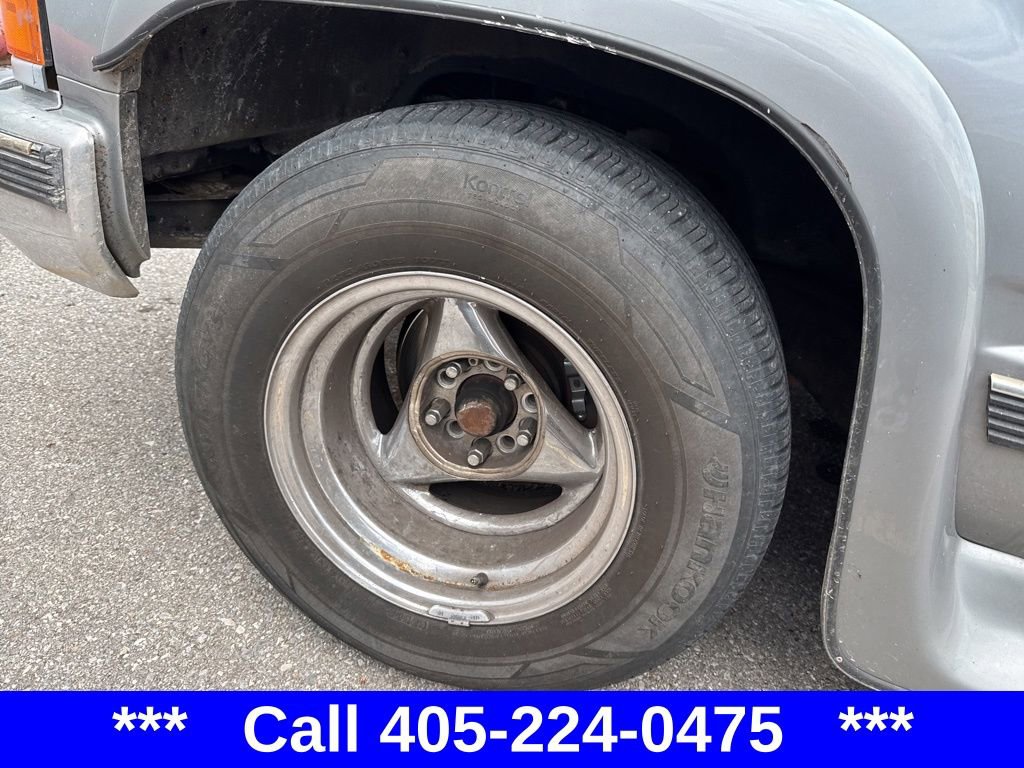 1996 Chevrolet Suburban 1500 photo 2