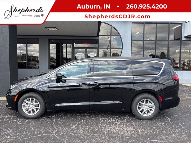 2026 Chrysler Pacifica Select's photo