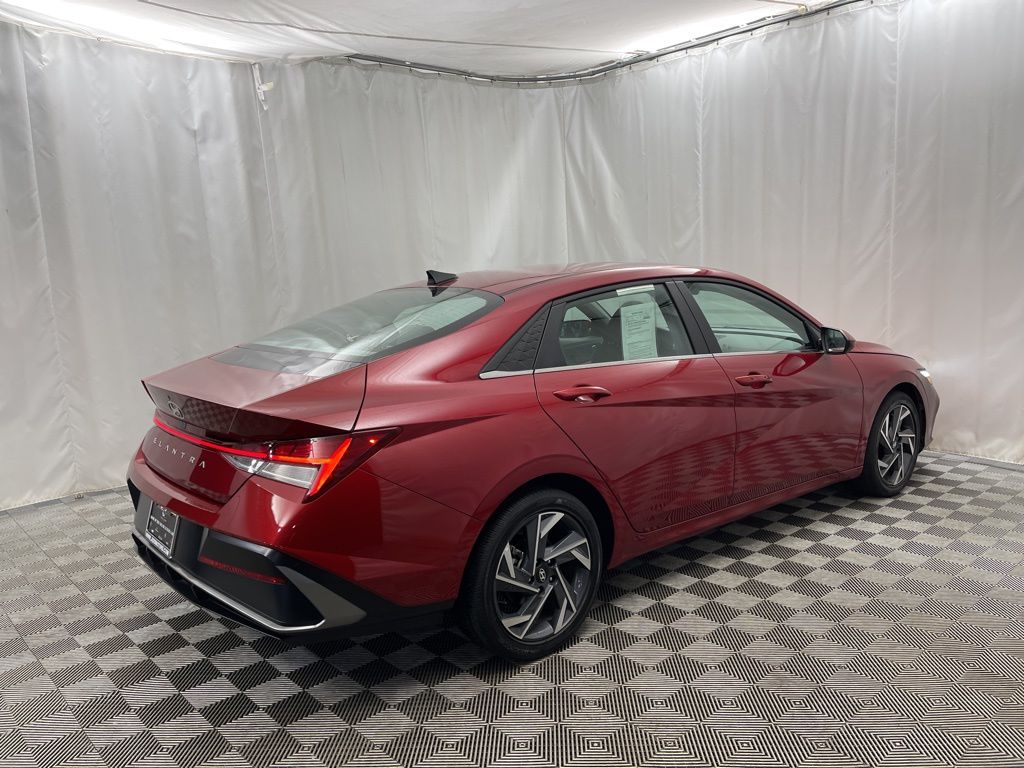 2025 Hyundai Elantra SEL Convenience photo 3
