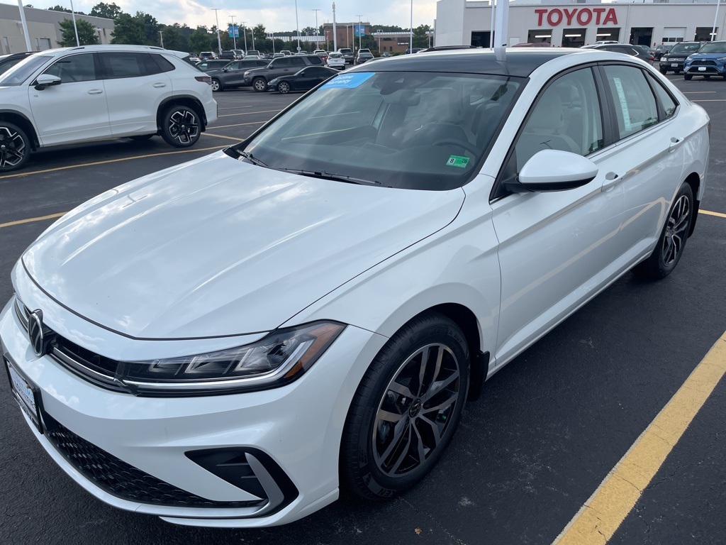 2025 Volkswagen Jetta SE's photo