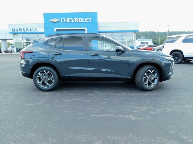 2025 Chevrolet Trax LT photo 9