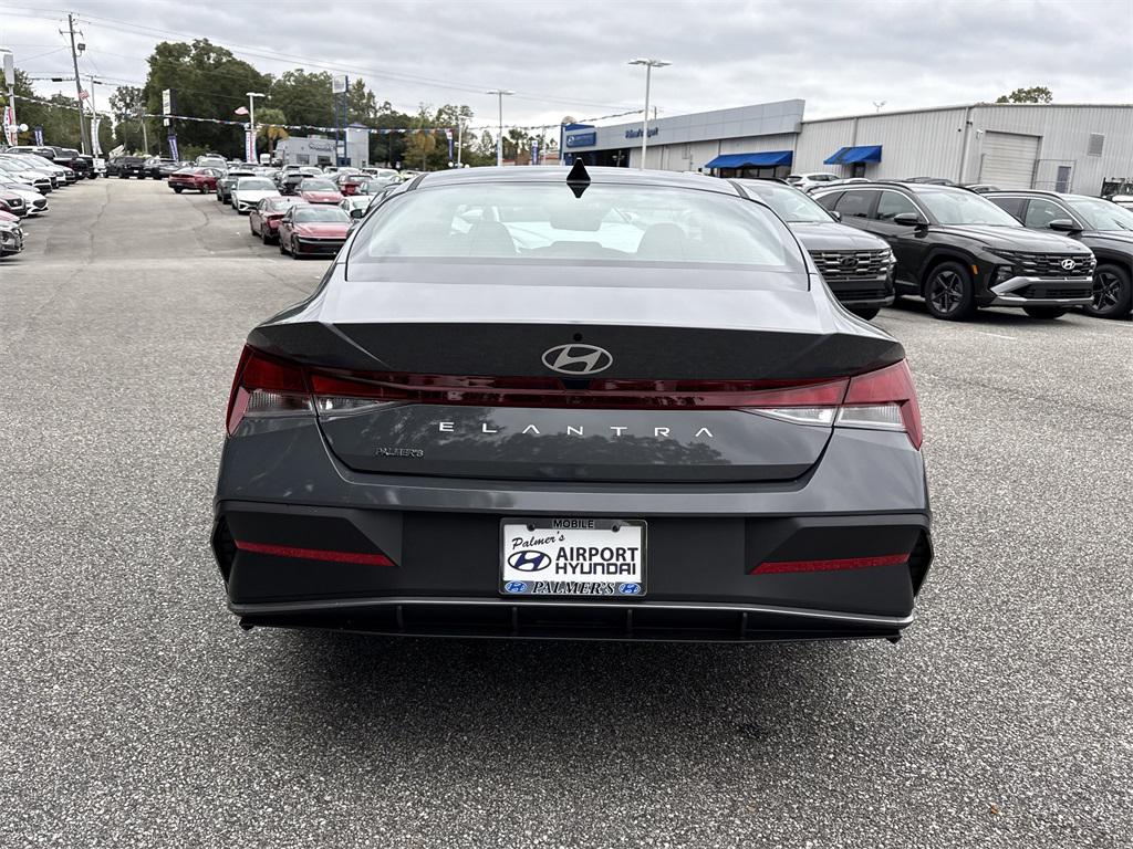 2025 Hyundai Elantra SE photo 2