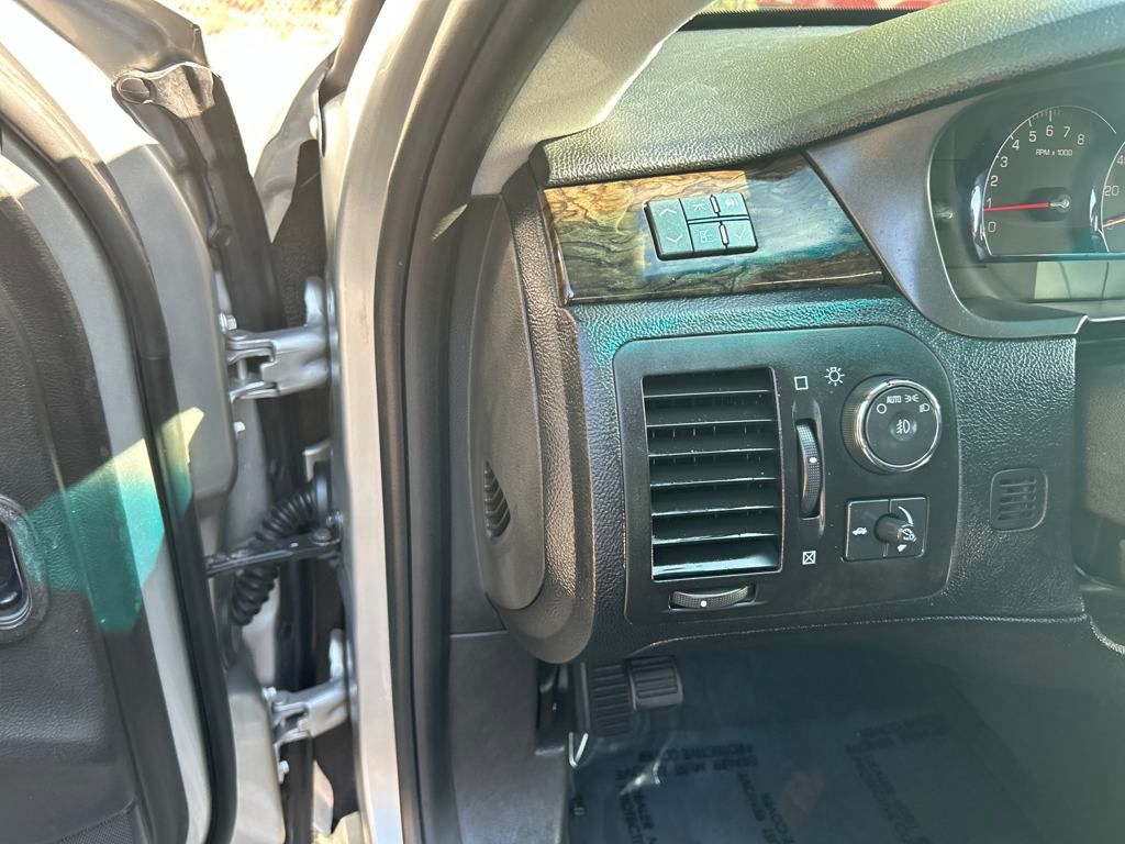 2008 Cadillac DTS Base photo 10
