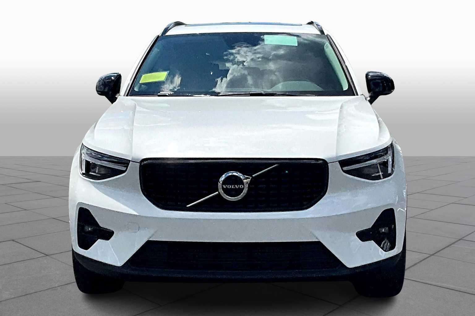 2026 Volvo XC40 Plus photo 2