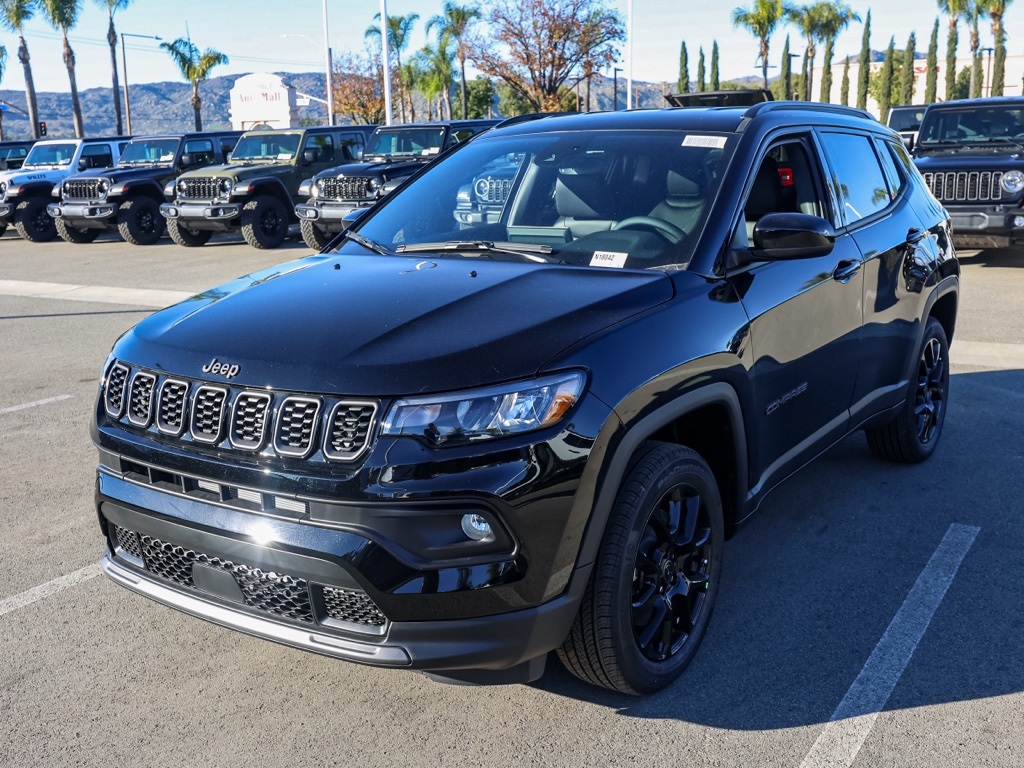 New 2026 Diamond Black Crystal Pearl-Coat Exterior Paint Jeep Latitude image 6