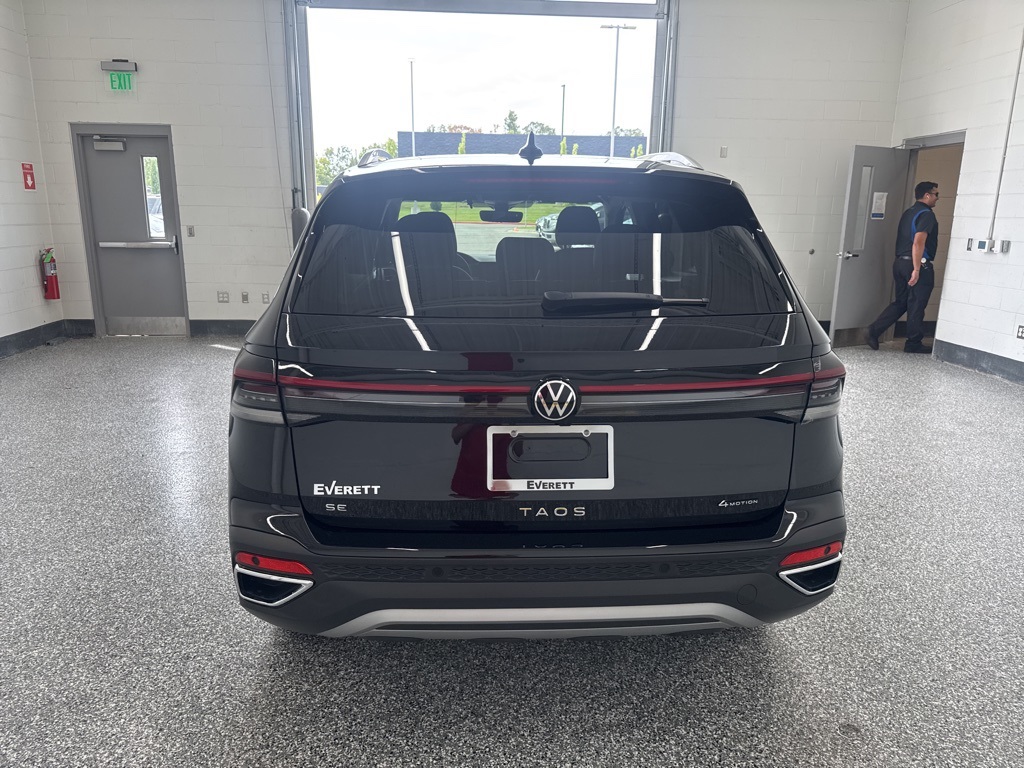 2025 Volkswagen Taos SE photo 3