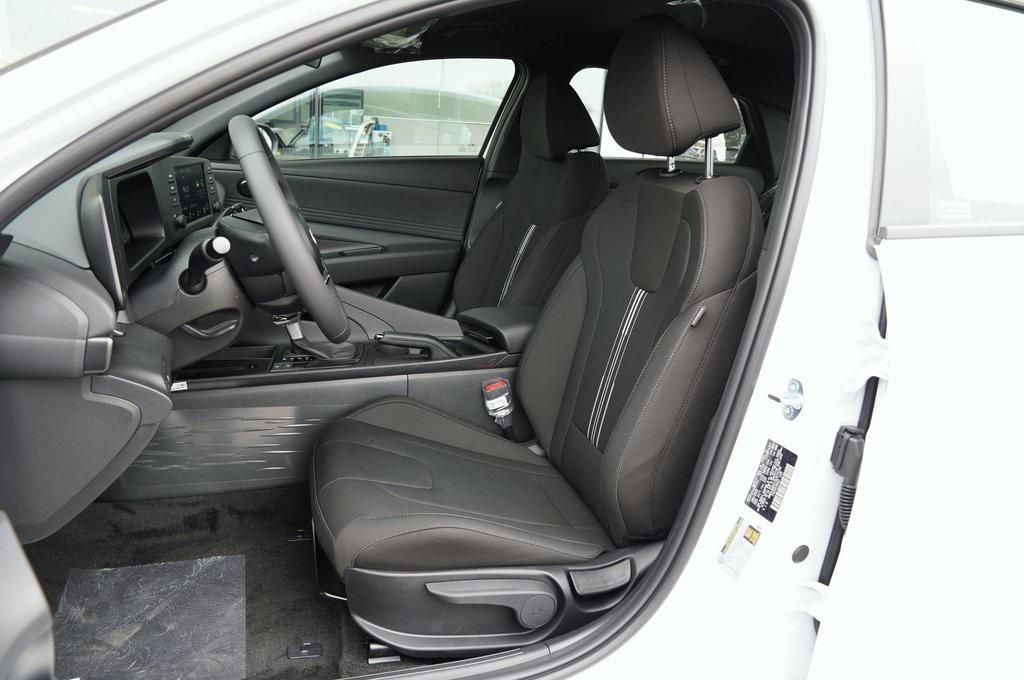2025 Hyundai Elantra SEL Sport photo 9