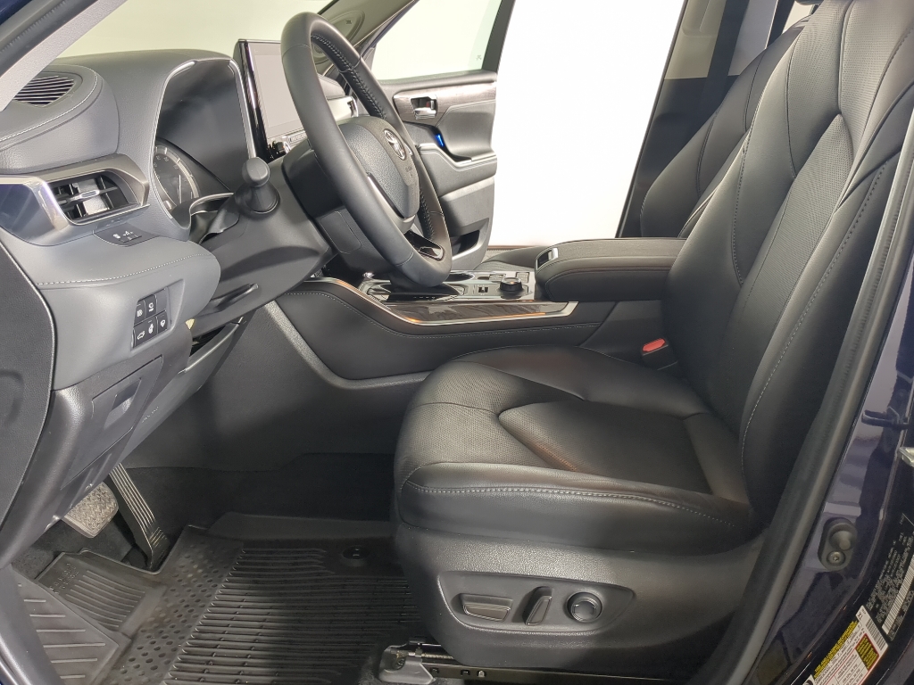 2022 Toyota Highlander Limited photo 10