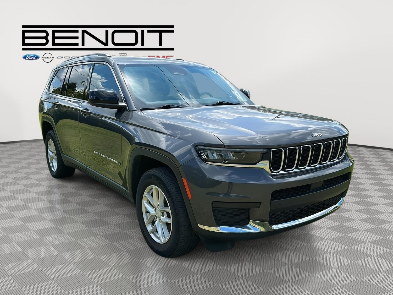 2023 Jeep Grand Cherokee Laredo photo 3