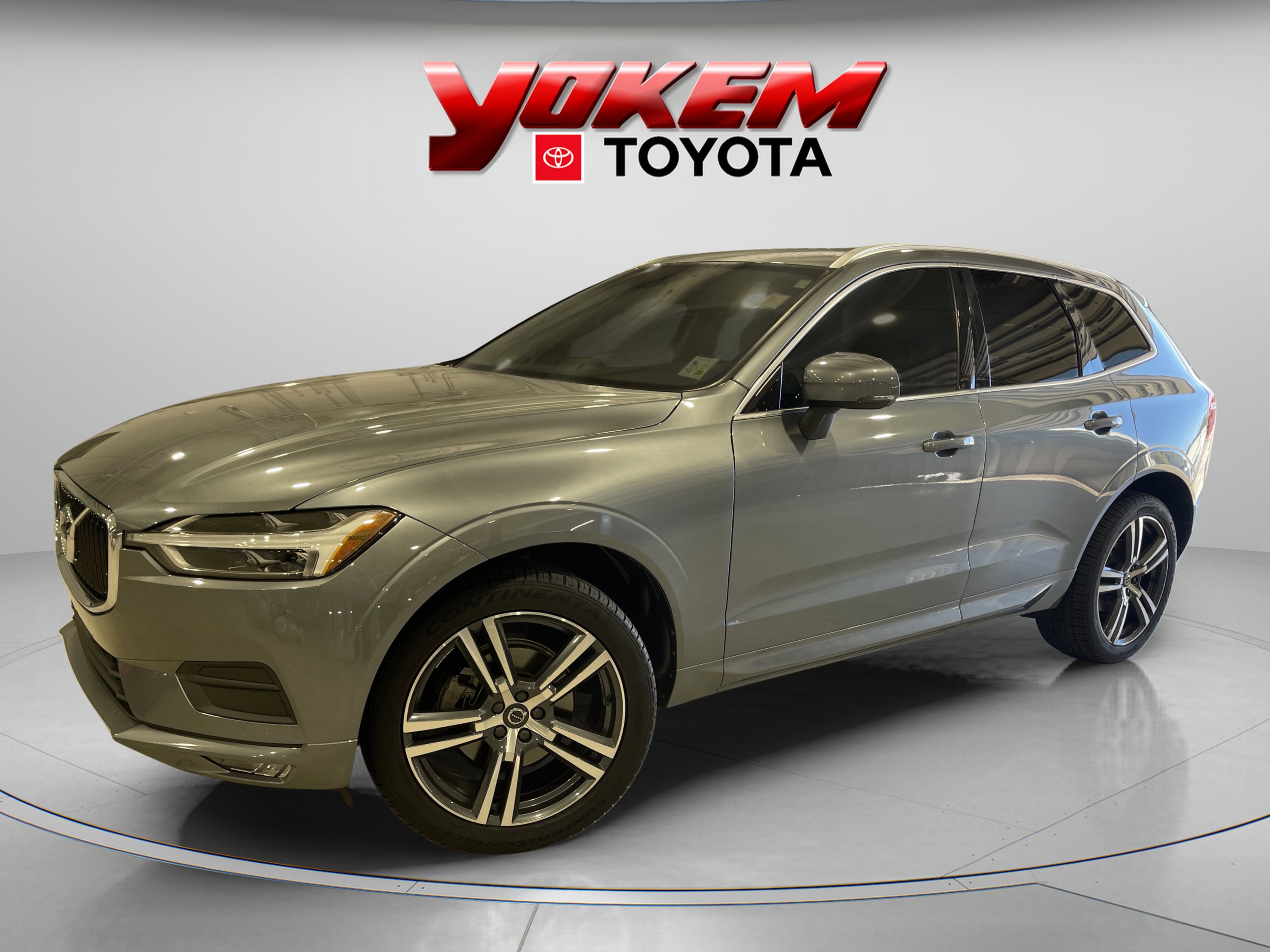 2021 Volvo XC60 Momentum's photo