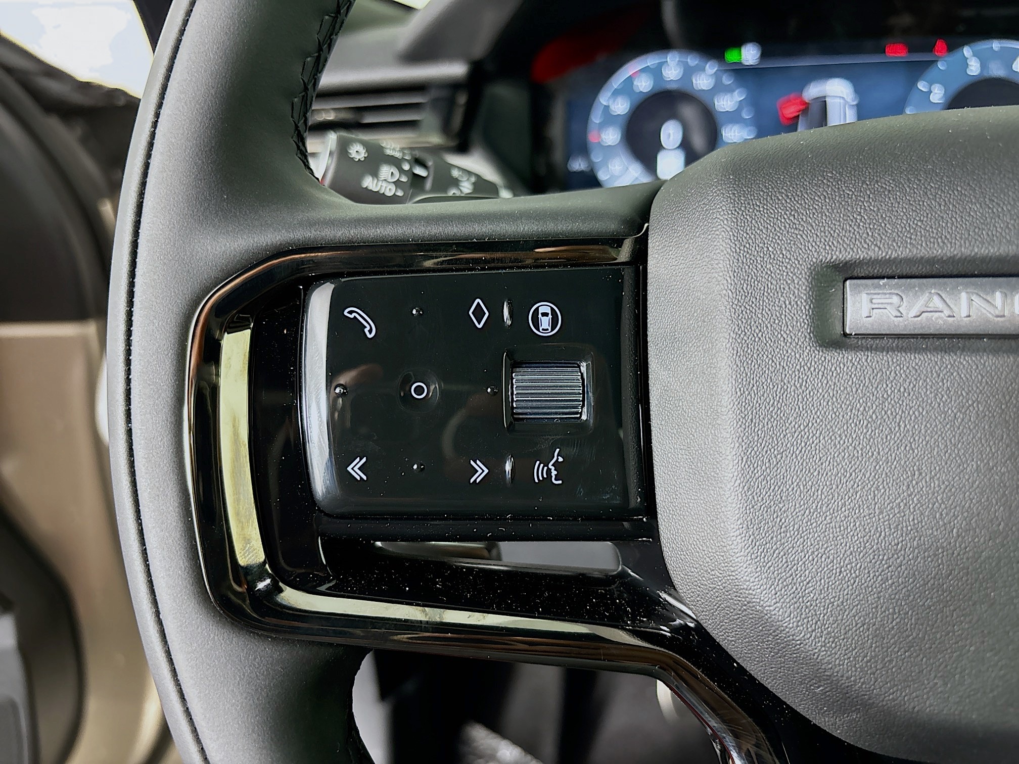 2026 Land Rover Range Rover Velar SE photo 6